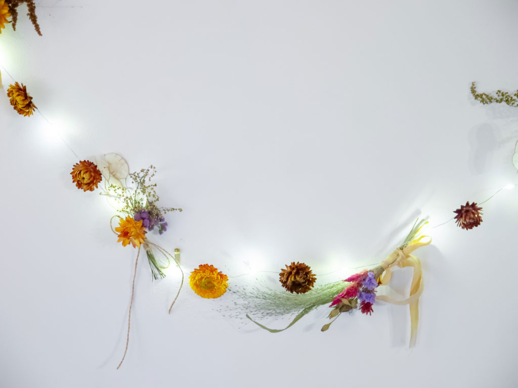 ateliers diy de fleurs - guirlande lumineuse fleurs séchées